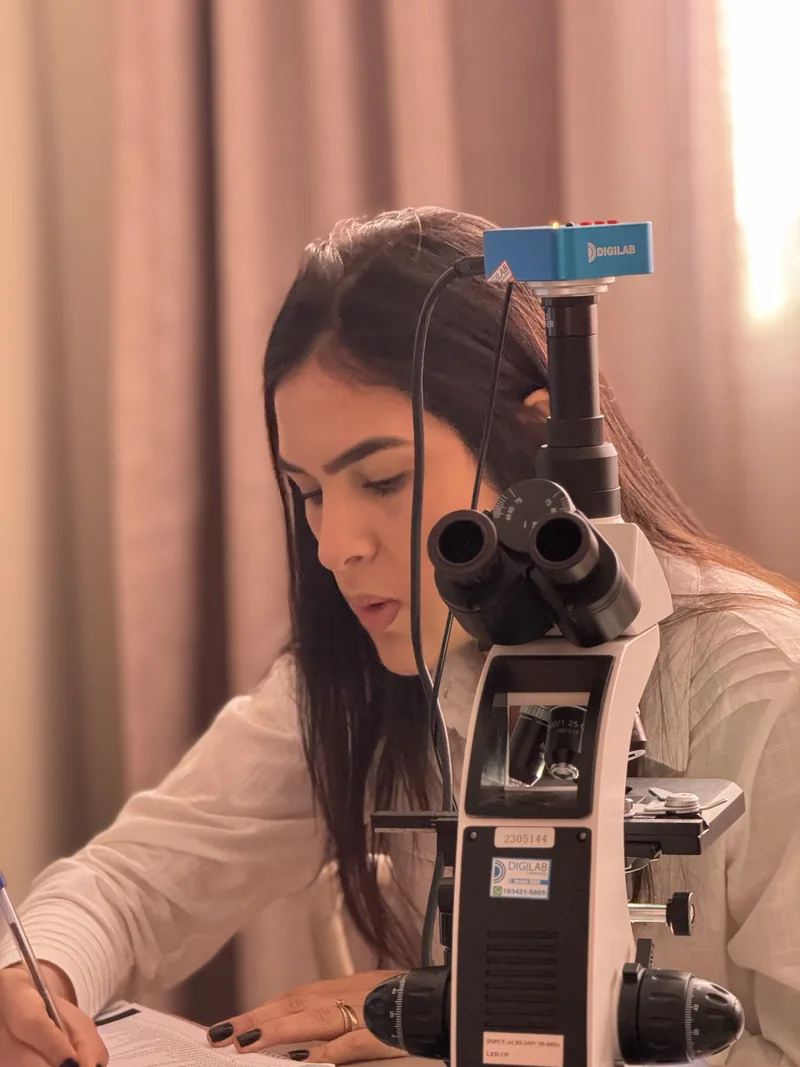 A Dra. Mariana Zaiden ao microscópio