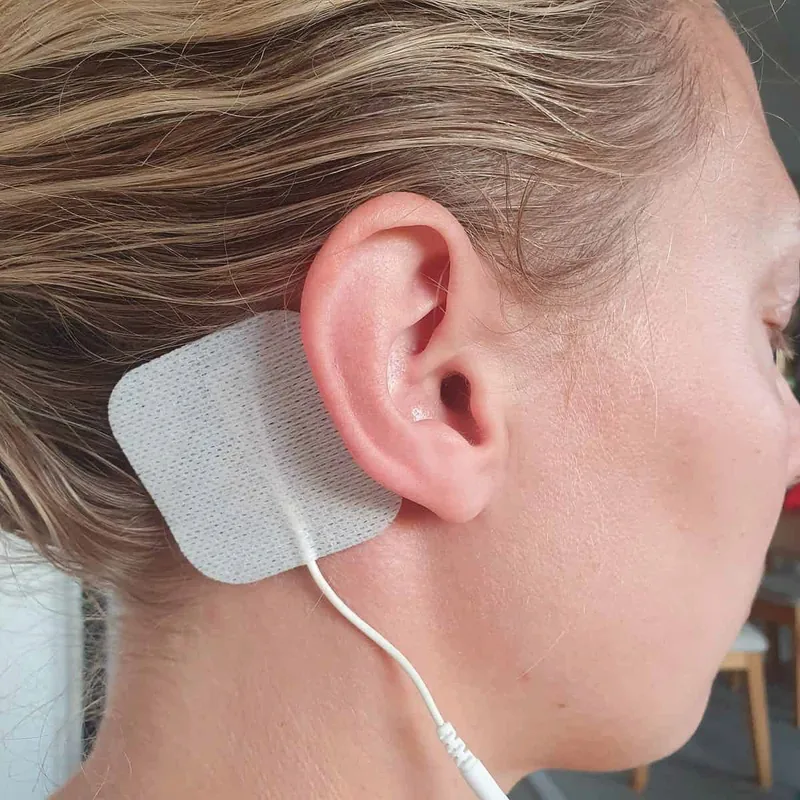 Eletrodo do NeuroSpa aplicado atrás da orelha