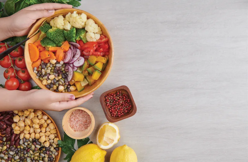 Mesa com legumes, grãos e frutas frescas